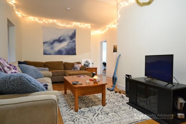 Building Photo - 316 Saint Paul St Unit 3