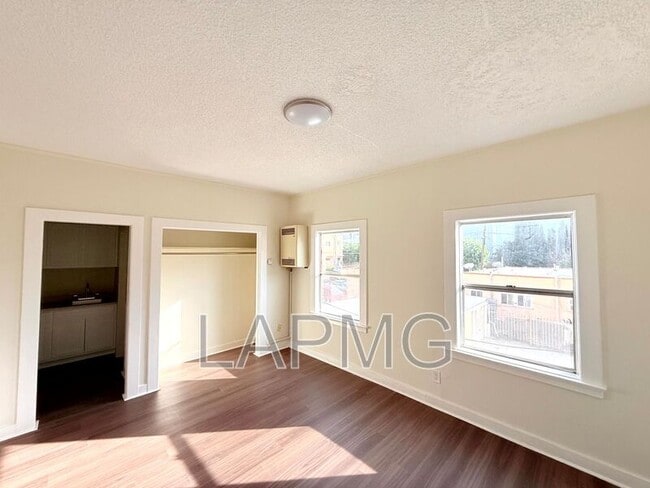 Building Photo - 1614 N Kenmore Ave