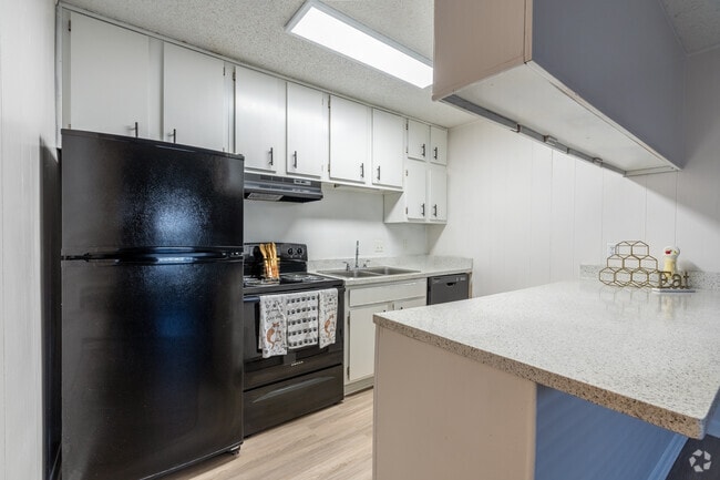 2BR, 2BA - 1020SF - Kitchen - Brookside Apartments