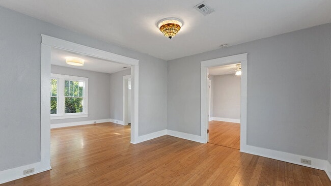 Photo - Super Cute One bedroom - Arts and Crafts s...