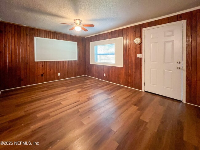 Photo - 3220 Myra St