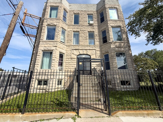 Building Photo - 317 S Homan Ave Unit 3E Rental