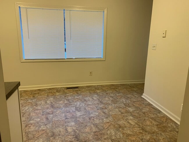 Photo - 562 Granite St