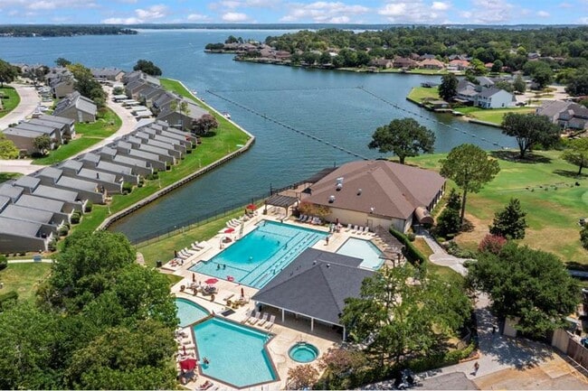 Building Photo - 1404 April Villa W Unit D