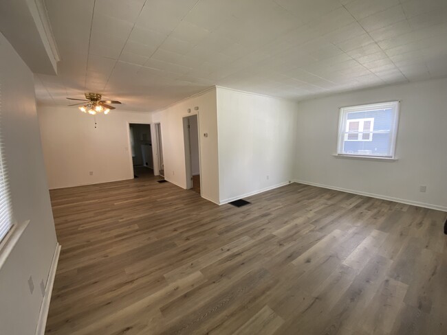 Entry look - 2305 S Burdick St House