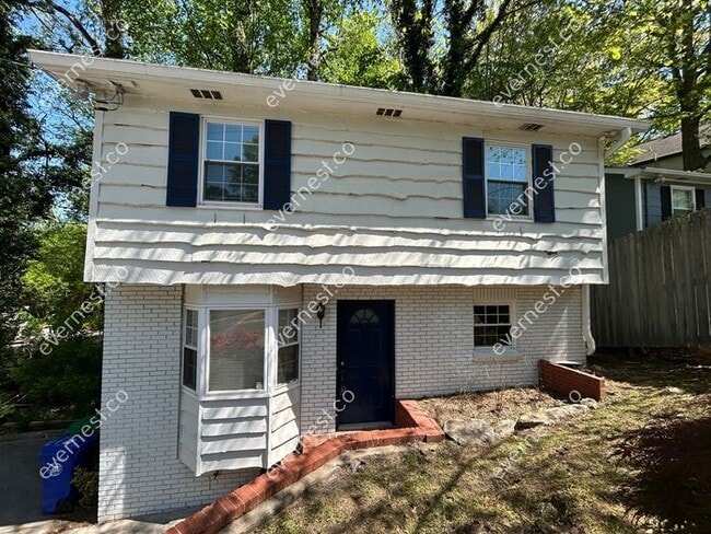 Building Photo - 2771 Skyland Dr NE
