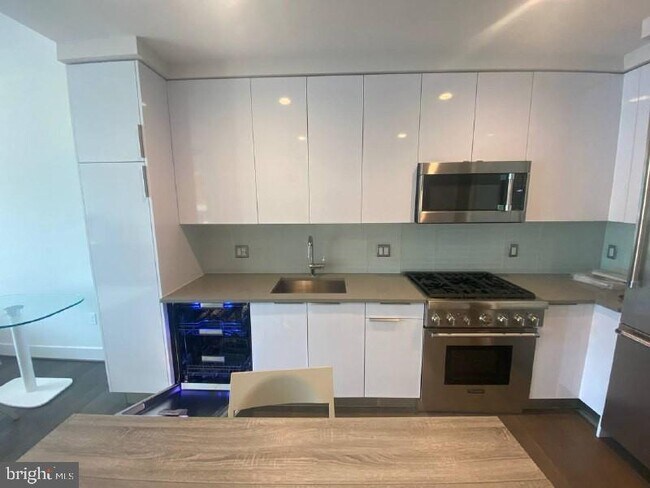 Building Photo - 45 Sutton Square SW Unit 1111