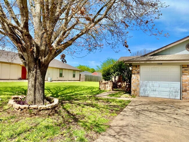 Building Photo - Remodeled Duplex by Historic Square