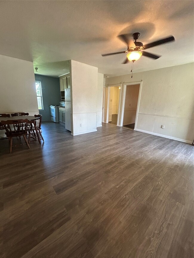 Photo - 1102 W 10th St