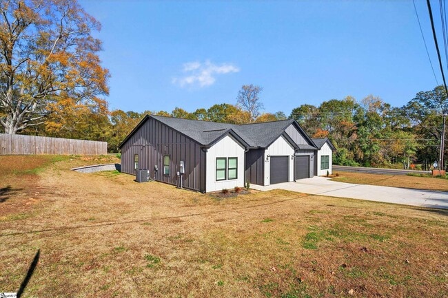 Photo - 404 Fairfield St