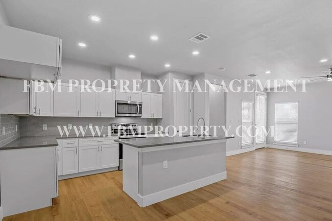 Photo - 5018 Villas Dr