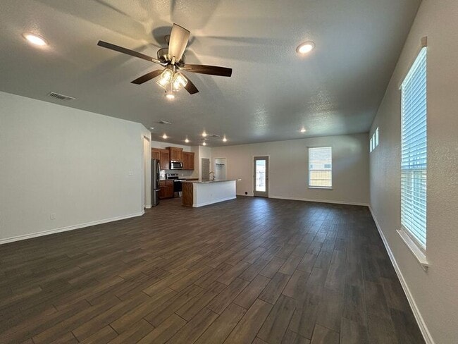 Photo - 2212 Hornbeam St