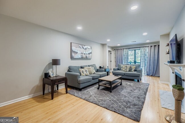 Building Photo - 3302 Pine Heights Dr NE