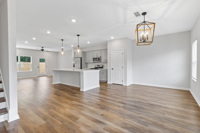 Photo - 566 Waterpoint Way