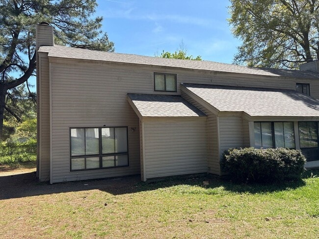 Building Photo - Newly Refreshed 3 bedroom 2 bath duplex