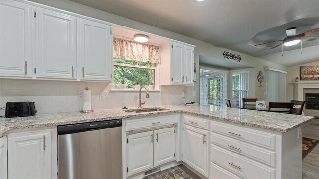 Photo - 9 E Elvendon Dr House