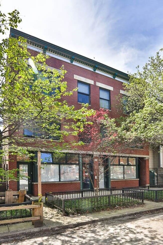 Building Photo - Wicker Park Large Sunny 1 Bedroom. Beautiful Courtyard. Great Location. Laundry/Internet. Unit 2005-1