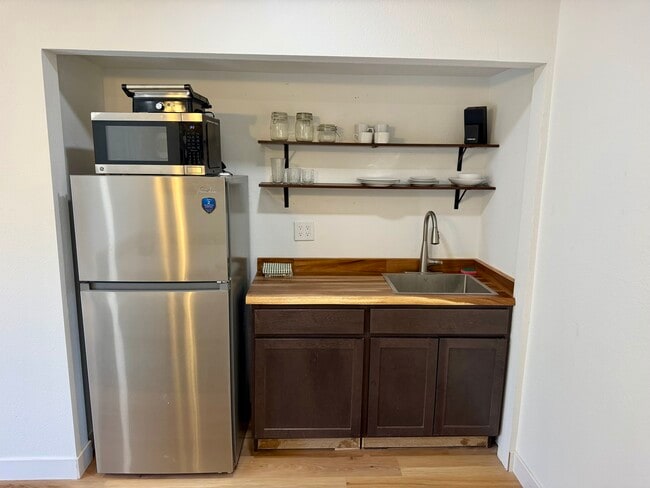Building Photo - 3610 Valencia St Unit Studio A