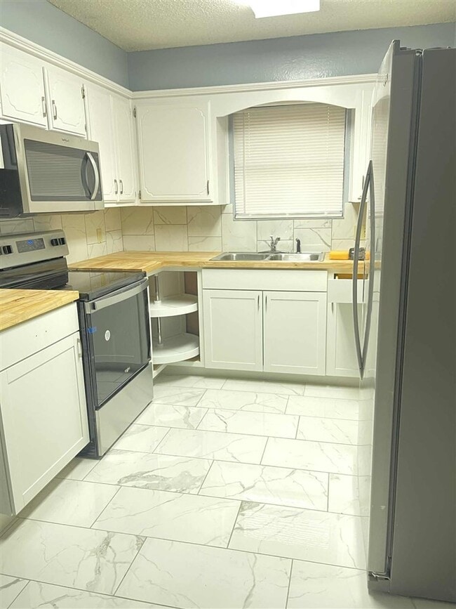 Photo - 327 NE Skyline Cir