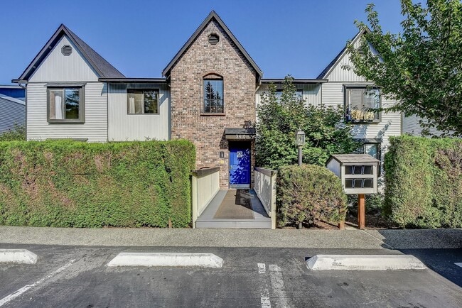 Building Photo - 2bd/2ba Bellevue Condo Unit F33