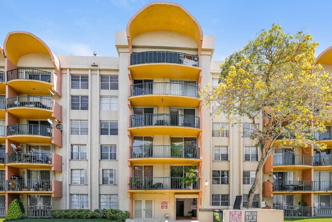 Building Photo - 9360 Fontainebleau Blvd Rental