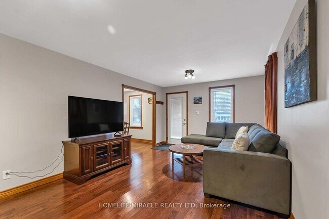 Photo - 48 Park St W