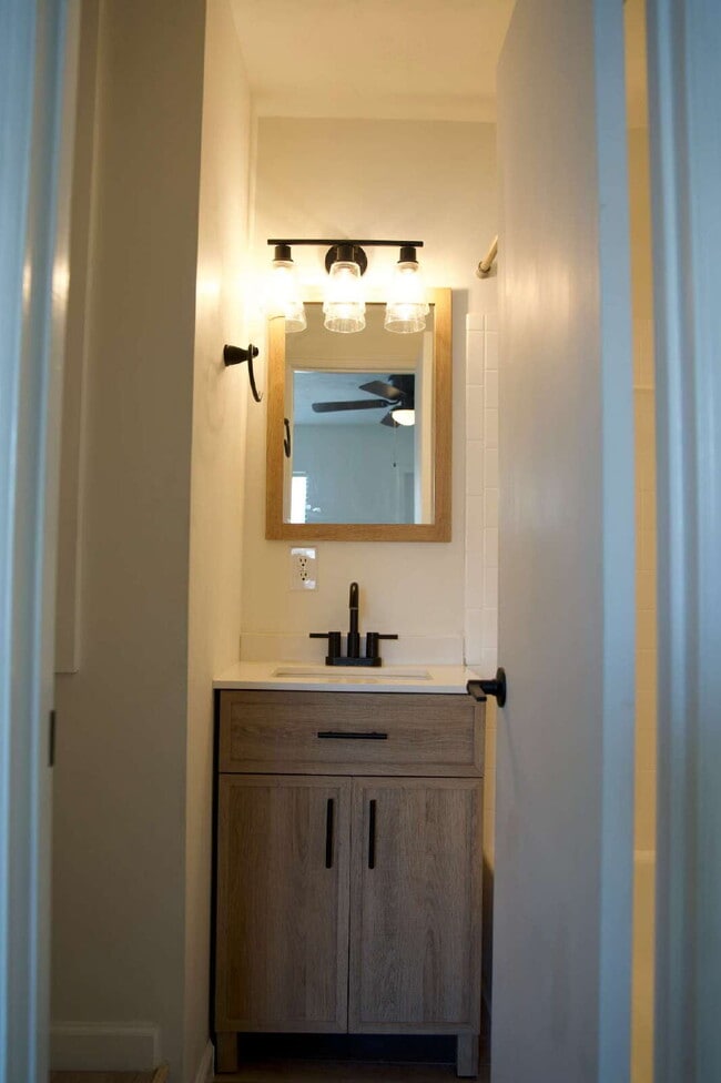 Photo - 2 Bedroom 2 1/2 bath in the Lakes Townhome Community! Complete Remodel! Unidad H-9