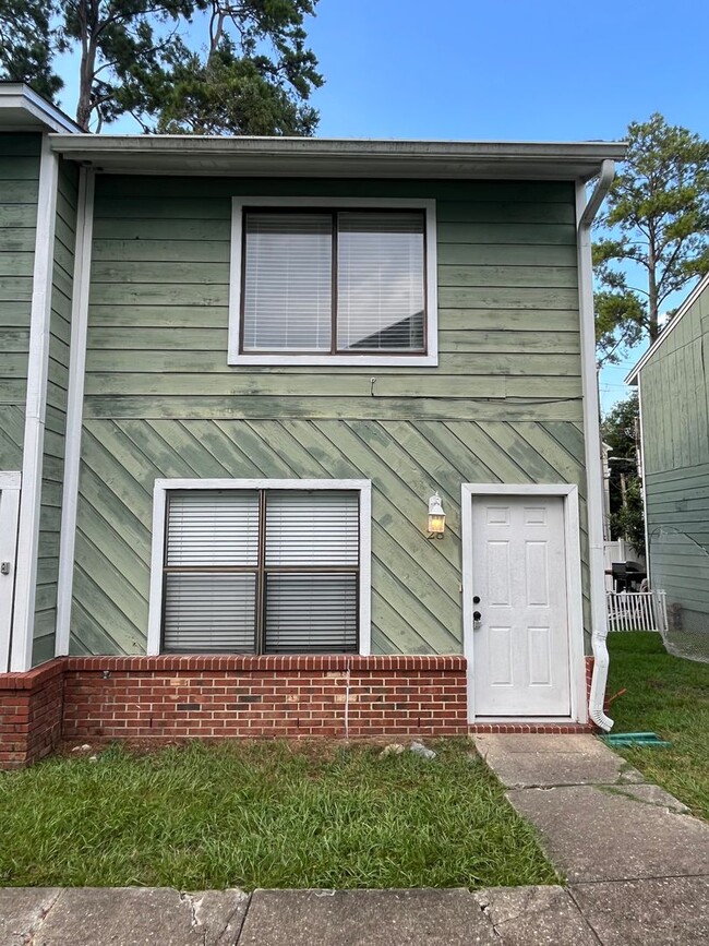 Building Photo - 301 S Lipona Rd