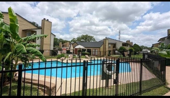 Building Photo - 15534 Zabolio Dr Unit 214
