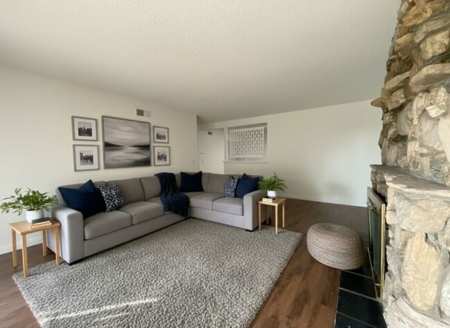 Building Photo - PET FRIENDLY 3 BEDROOM 2 BATHROOM HOME WITH ENCLOSED YARD AND 2-CAR GARAGE!!!!