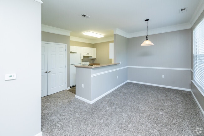 1BR, 1BA - 770SF - Living Room - The Marlowe