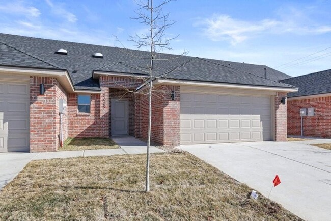 Photo - 7625 Woodford Ave