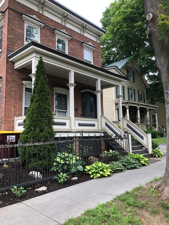 Building Photo - 147 Woodlawn Ave Unit 2