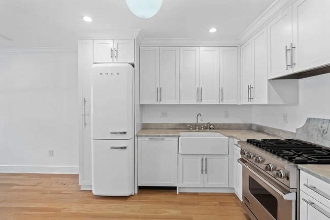 Photo - 110 Putnam Ave