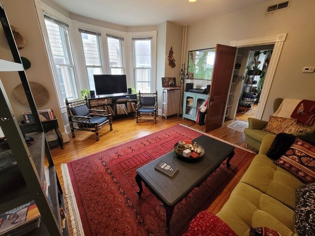 Building Photo - 3644 Roland Ave Unit 2