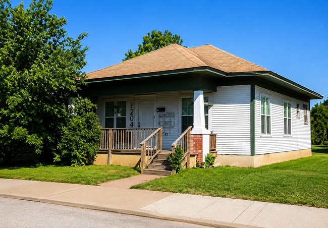 Building Photo - 104 N Greenleaf St