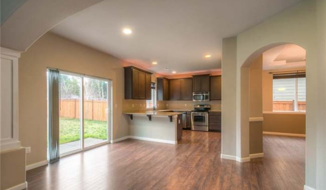 Photo - 3800 Southlake Dr SE