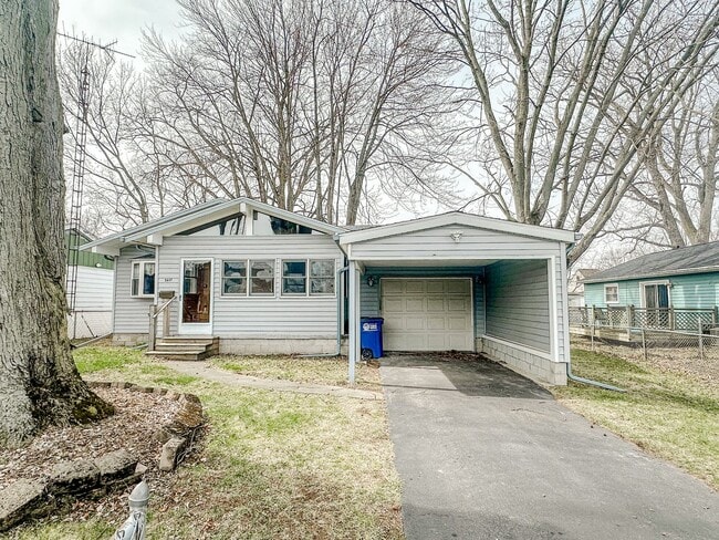 Building Photo - Amazing three bedroom 1 1/2 bathroom home, fenced in yard, extra storage, many updates!