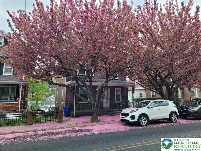 Building Photo - 1024 Delaware Ave Unit 1st Flr