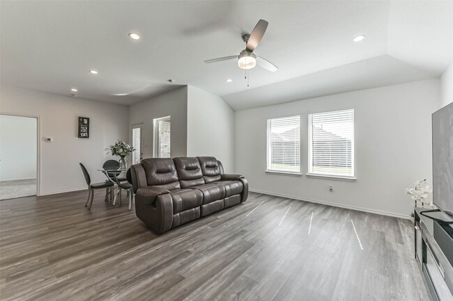 Photo - 712 Brazos Trl