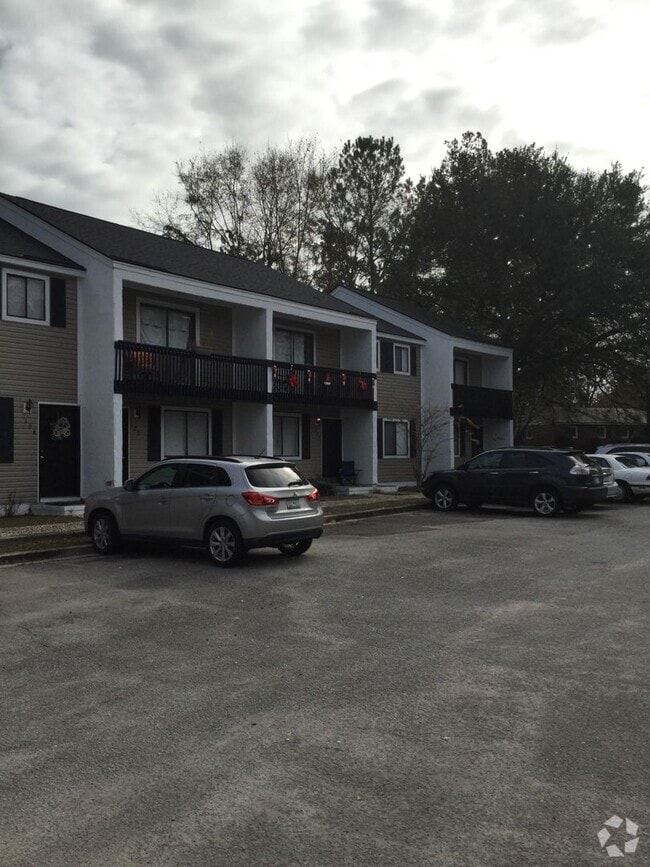 Building Photo - Townhouse Close to Summerville HS