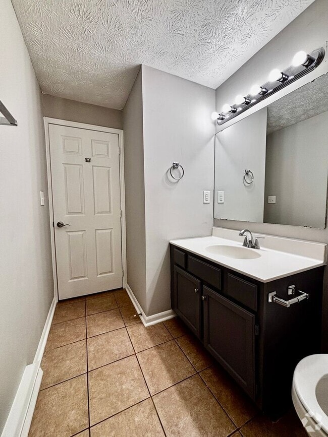 Building Photo - Renovated 2 bedroom in peaceful Englewood ... Unit 521 Apt 3