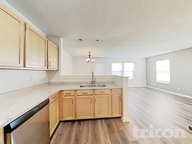 Photo - 4525 Connaught Dr E