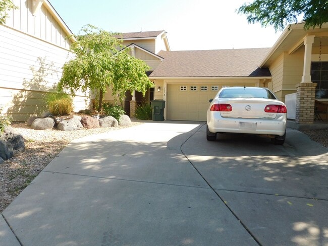 Building Photo - TWO WEEKS FREE RENT IN FOUNTAIN GREENS! Rental