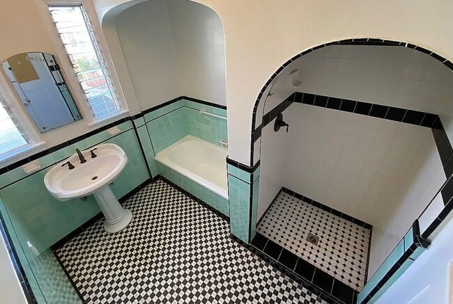 Photo - 320 N Genesee Ave Unit #2