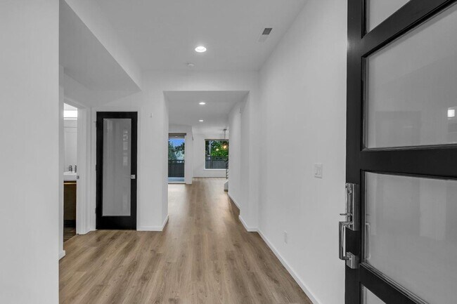 Photo - Large luxurious 5 bedroom Home in Renton