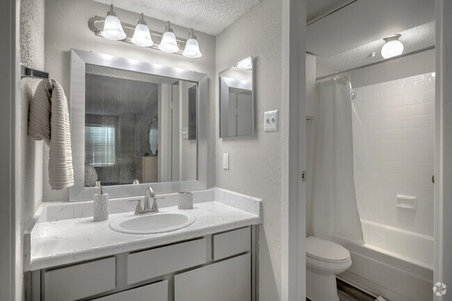 1BR, 1BA - 830SF - Bathroom