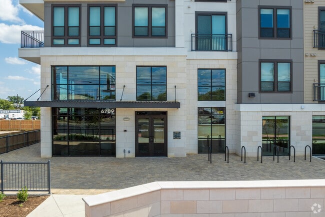 Oficina de arrendamiento - Broadstone North Lamar