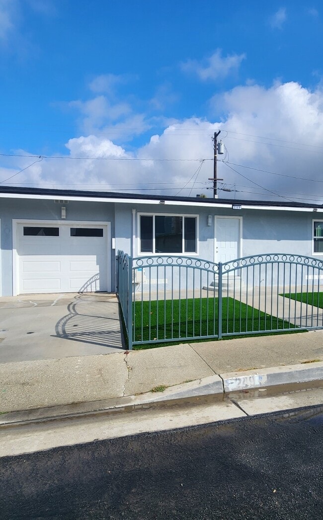 Building Photo - 245 E 219th St