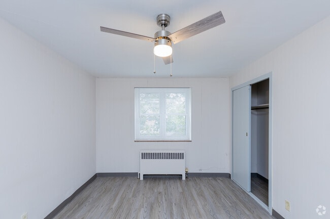 2BR, 1BA - 735SF
